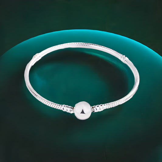 Cape Cod bracelet in silver, featuring a classic style with a touch of sophistication.Elegant Cape Cod bracelet made from high-quality silver, ideal for dressing up or down.